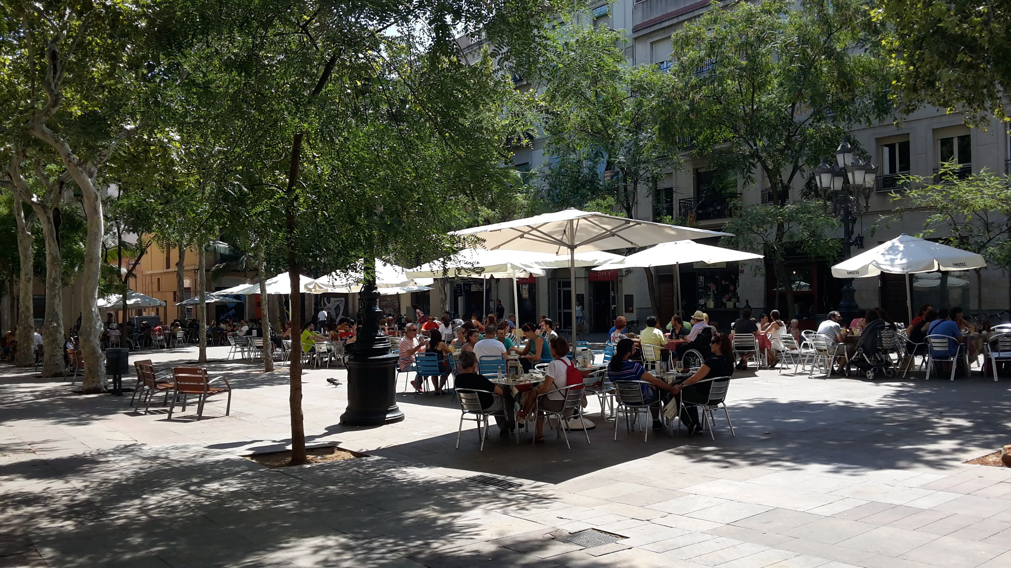 Plaça d´Osca en el barrio de Sants de Barcelona
